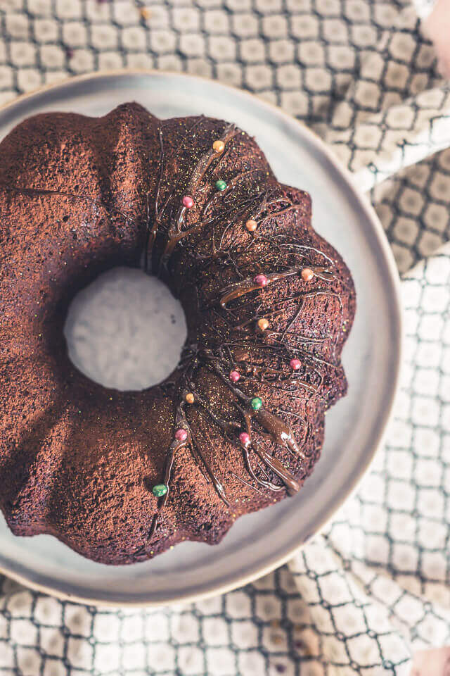 Weihnachtlicher Red Velvet Gugelhupf