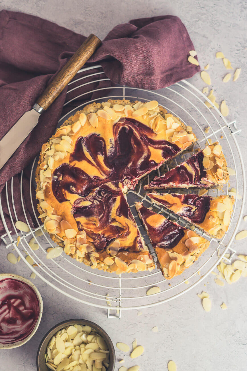 Mandel-Tarte mit Ricotta und Marmelade